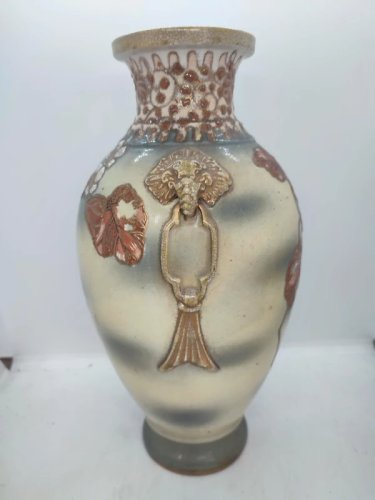 vase en ceramique japonais  à decor floral signé sous la base en bon etat
