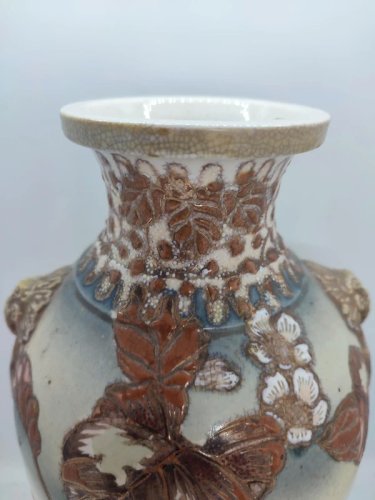 vase en ceramique japonais  à decor floral signé sous la base en bon etat