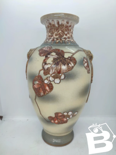 vase en ceramique japonais  à decor floral signé sous la base en bon etat