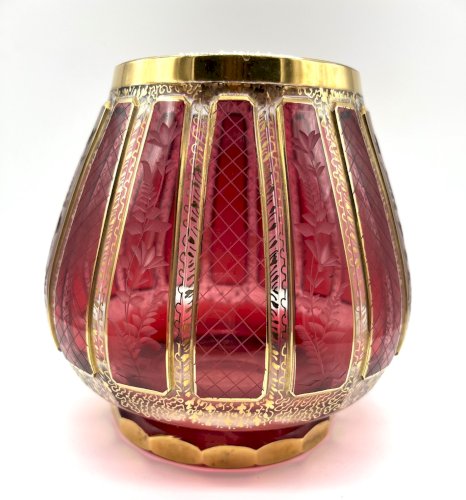 Vase en cristal de Bohême rouge taillé et doré – décor floral gravé – XXe siècle