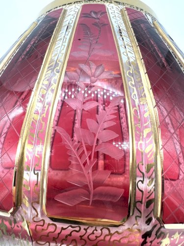 Vase en cristal de Bohême rouge taillé et doré – décor floral gravé – XXe siècle