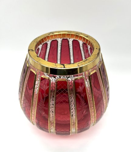 Vase en cristal de Bohême rouge taillé et doré – décor floral gravé – XXe siècle