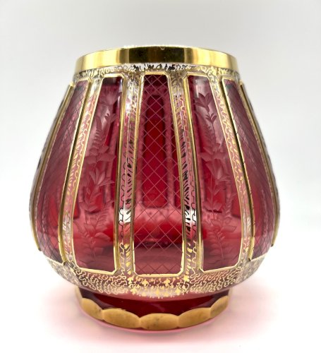 Vase en cristal de Bohême rouge taillé et doré – décor floral gravé – XXe siècle