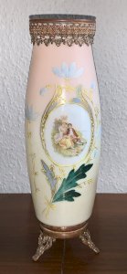 Vase en cristal d'opale émaillé soufflé  XIXe décor d'une scène romantique