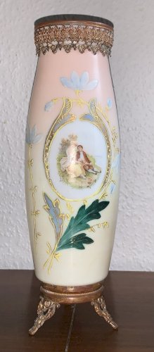 Vase en cristal d'opale émaillé soufflé  XIXe décor d'une scène romantique