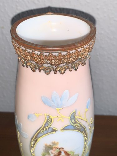 Vase en cristal d'opale émaillé soufflé  XIXe décor d'une scène romantique