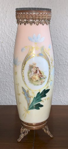 Vase en cristal d'opale émaillé soufflé  XIXe décor d'une scène romantique