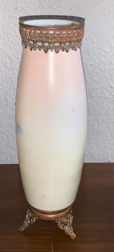 Vase en cristal d'opale émaillé soufflé  XIXe décor d'une scène romantique