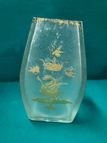 VASE EN CRISTAL GIVRE DECOR D'UN CYGNE COURONNE DORE