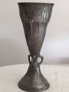 Vase en étain de kayserzinn 4445 Art Nouveau relief floral vers 1905