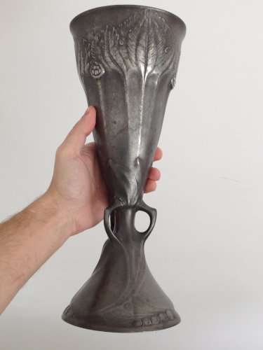 Vase en étain de kayserzinn 4445 Art Nouveau relief floral vers 1905