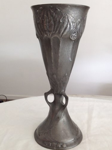 Vase en étain de kayserzinn 4445 Art Nouveau relief floral vers 1905