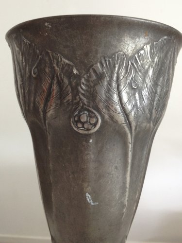 Vase en étain de kayserzinn 4445 Art Nouveau relief floral vers 1905