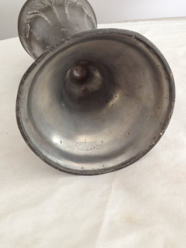 Vase en étain de kayserzinn 4445 Art Nouveau relief floral vers 1905