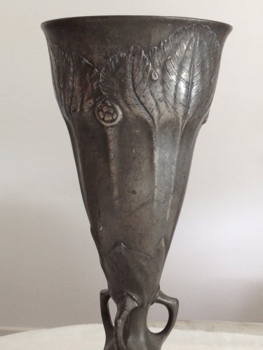 Vase en étain de kayserzinn 4445 Art Nouveau relief floral vers 1905