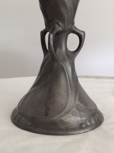 Vase en étain de kayserzinn 4445 Art Nouveau relief floral vers 1905