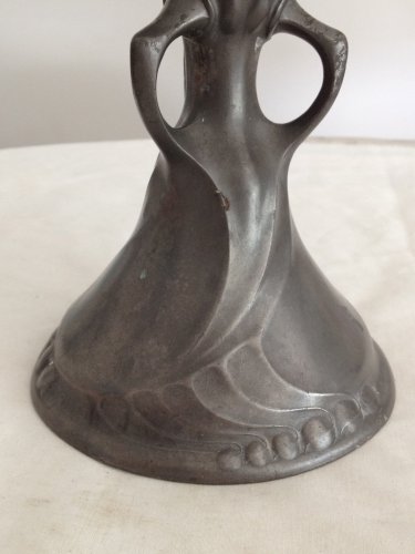 Vase en étain de kayserzinn 4445 Art Nouveau relief floral vers 1905