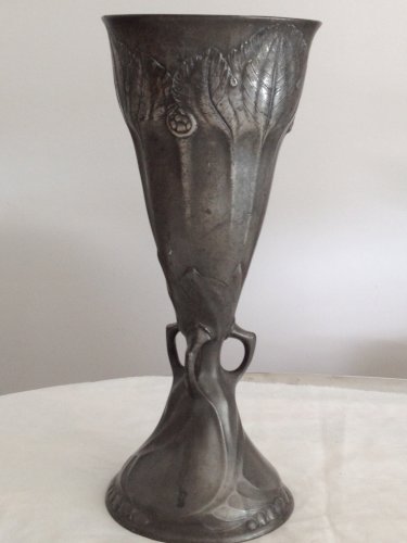 Vase en étain de kayserzinn 4445 Art Nouveau relief floral vers 1905