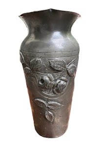 Vase en étain repoussé à décor de roses signé
