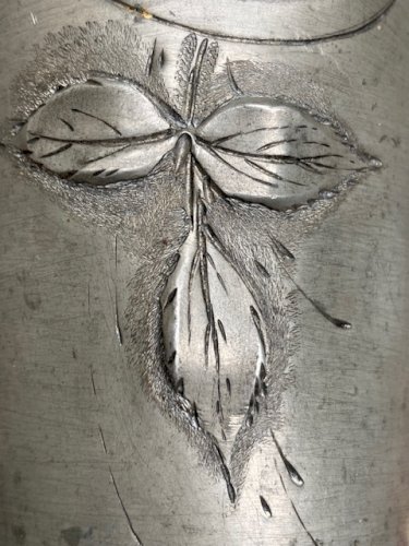 Vase en étain repoussé à décor de roses signé