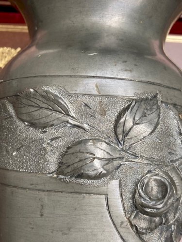 Vase en étain repoussé à décor de roses signé