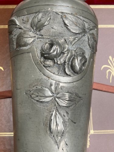 Vase en étain repoussé à décor de roses signé