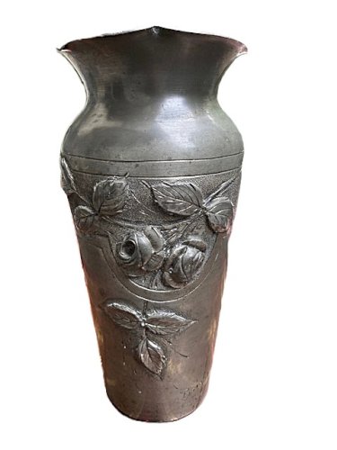 Vase en étain repoussé à décor de roses signé
