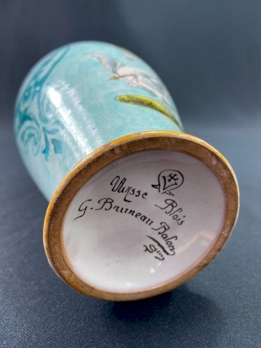 Vase en faïence de Blois signée Ulysse Bruneau Balon décor de cygne et couronne