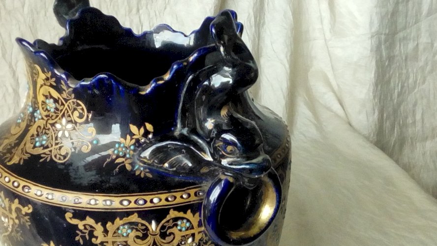 VASE EN FAIENCE GIEN BLEU DE FOUR DECOR EMAILLE TETE DE DAUPHIN POISSON FIN 19 E