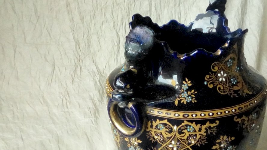 VASE EN FAIENCE GIEN BLEU DE FOUR DECOR EMAILLE TETE DE DAUPHIN POISSON FIN 19 E