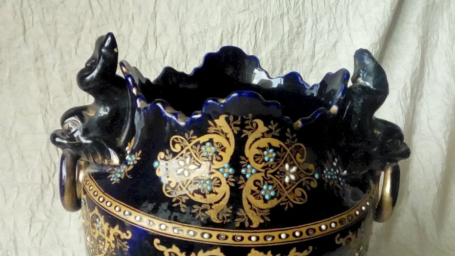 VASE EN FAIENCE GIEN BLEU DE FOUR DECOR EMAILLE TETE DE DAUPHIN POISSON FIN 19 E