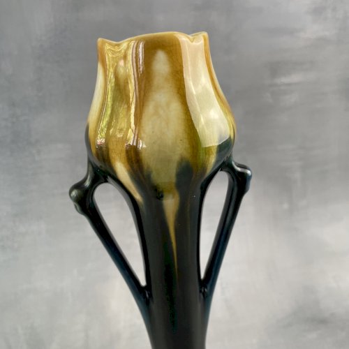 Vase en faïence style art nouveau forme de fleur tulipe , Belgique Thulin ?
