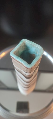 Vase en grès tourné signé à décor en relief