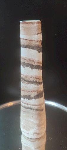 Vase en grès tourné signé à décor en relief