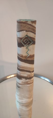 Vase en grès tourné signé à décor en relief