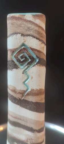 Vase en grès tourné signé à décor en relief