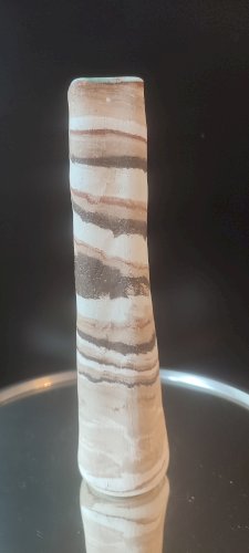 Vase en grès tourné signé à décor en relief