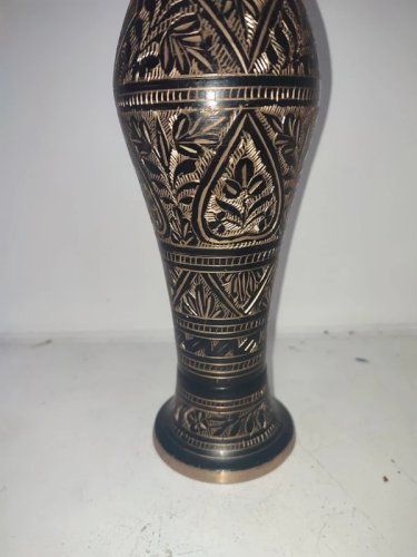 vase en laiton avec gravure de fleur dorigine indienne en bon etat