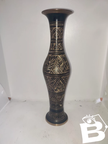 vase en laiton avec gravure de fleur dorigine indienne en bon etat