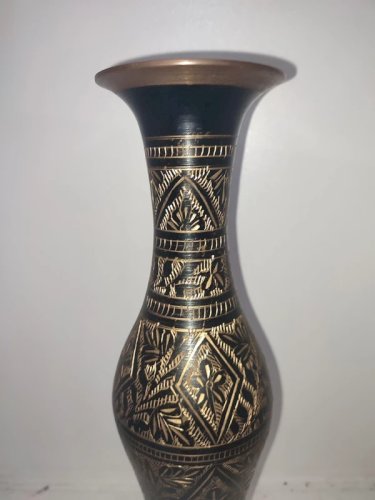 vase en laiton avec gravure de fleur dorigine indienne en bon etat
