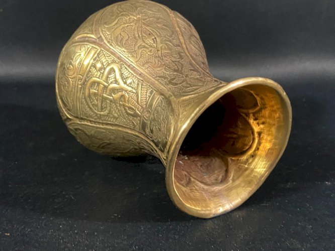 Vase en laiton finement ciselé à décor de calligraphies Art de l'Islam fin XIXe