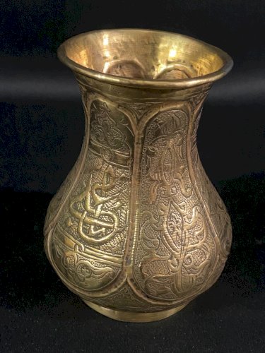Vase en laiton finement ciselé à décor de calligraphies Art de l'Islam fin XIXe