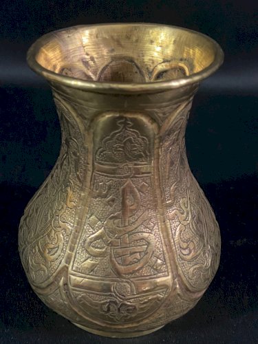 Vase en laiton finement ciselé à décor de calligraphies Art de l'Islam fin XIXe