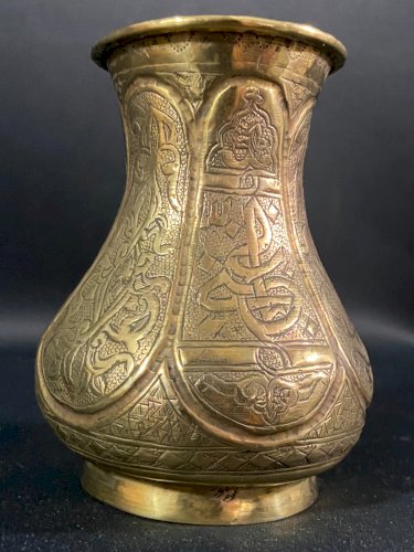 Vase en laiton finement ciselé à décor de calligraphies Art de l'Islam fin XIXe