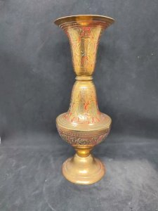 Vase en laiton indien grave à decor floral en bon etat
