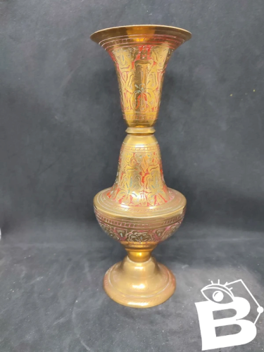 Vase en laiton indien grave à decor floral en bon etat
