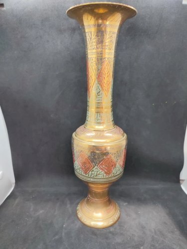 Vase en laiton indien grave à decor floral en bon etat