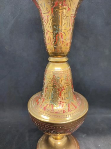 Vase en laiton indien grave à decor floral en bon etat