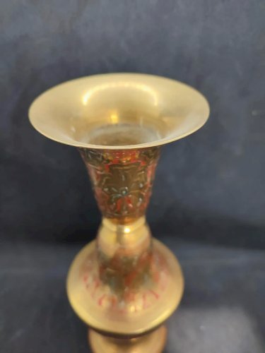 Vase en laiton indien grave à decor floral en bon etat
