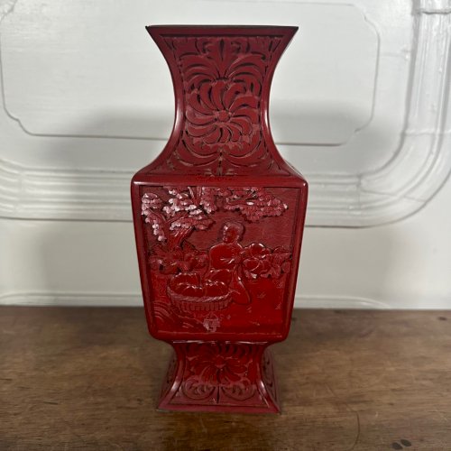 Vase en laque cinabre Chine sculpté motifs floraux et personnages L1074